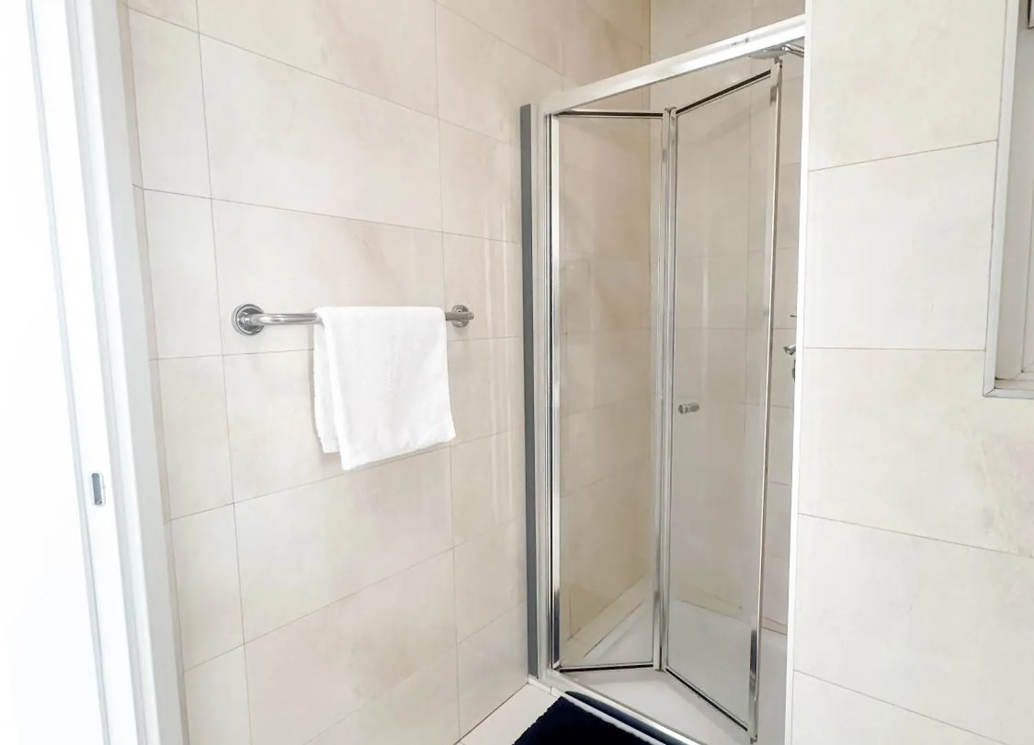 Lovely Room Ensuite In Swieqi Is-Swieqi Homestay